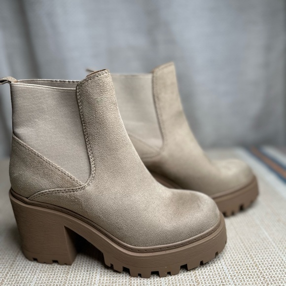 Soda Pioneer 
Chelsea ankle boots 
Color: wheat/nude 
Size: 5 1/2
Width: Medium - Picture 1 of 5